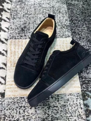 Svarta mocka sneakers med låg profil - Stilrena svarta sneakers i mocka med matchande svarta skosnören och sula. Låg modell med diskreta detaljer och klassisk siluett. Perfekta för dig som gillar minimalistisk och clean stil. Passar till det mesta och är riktigt bekväma.