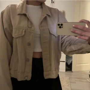 Jeansjacka  - Superfin jeansjacka från Gina tricot storlek L (oversized). Använd flertal gånger men fortfarande i superbra skick!💓