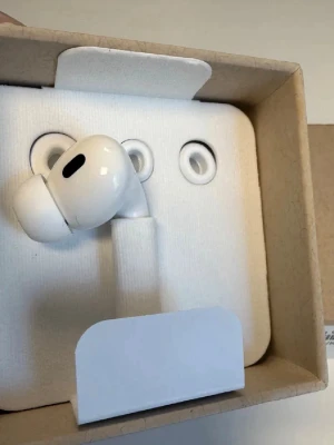 Apple AirPods 3 Pro höger  - Säljer en höger AirPods Pro 3 gen från  Apple. Fått  nya så denna kommer ej till andhämtning 