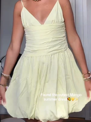 COURTE EFFET BALLON från mango klänning - Super fin ballongklänning från mango som bara används 1 gång. Super fin gul färg inför sommaren 