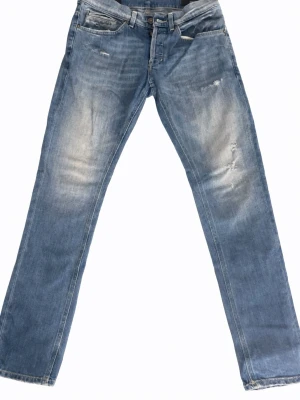 Dondup George  - Säljer ett par feta blåa dondup jeans i storlek 29. Mitt pris är 1050kr och skicket på jeansen är 8.5/10. Fråga gärna för fler bilder eller för frågor!                                            MVH/Marko