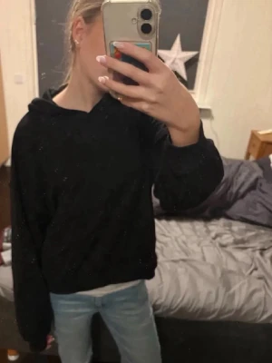 Svart hoodie - Svart hoodie ifrån HM i st M men sitter mer som S💕lite kortare i modellen men inte croppad