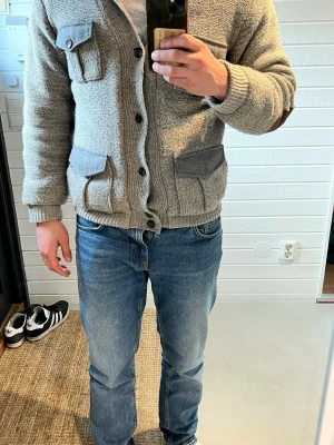 Grå stickad cardigan/ vår jacka - Säljer en grå stickad kofta, som är super skön och perfekt nu till tidig vår och sen vinter då den är tjock och nästan lite som en jacka