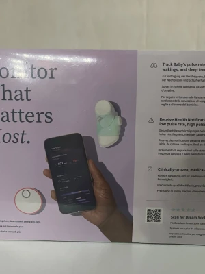 Owlet Dream Sock smart babymonitor - Owlet Dream Sock är en smart babymonitor som mäter puls och syrenivåer i realtid. Den mintgröna sockan fästs runt barnets fot och kopplas till en app i mobilen för att ge live-uppdateringar om hälsan. Perfekt för föräldrar som vill ha extra koll på sitt barns välmående. Paket storlek 2,5 kg pris kan diskuteras.