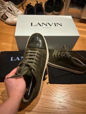 Lanvins  - Säljer dessa unika lanvins i toppen skick! Nypris 5200kr uk 9 vilket motsvarar ca 43. Ända nackadelen är att sulorna fattas, kan läggas i vilka som helst vid användning:) hör av dig vid eventuella frågor 😊