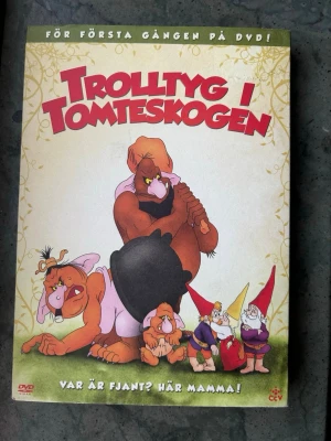 Trolltyg i tomteskogen dvd - DVD-film med titeln "Trolltyg i Tomteskogen". Filmen har svenska röster av bland andra Kjell Bergqvist och Fille Lyckow. Speltid är 47 minuter. Bildformat 4:3 Full Frame. Ljudformat Dolby Digital Stereo. Språk: Svenska. Åldersgräns: Barntillåten.  Finns på språk: Svenska    OBS!! skivorna är begagnade så det kan förekomma repor/hairlines på skivorna, men då jag kollar igenom alla filmer jag säljer garanterar jag att alla funkar felfritt om inget annat står! :)