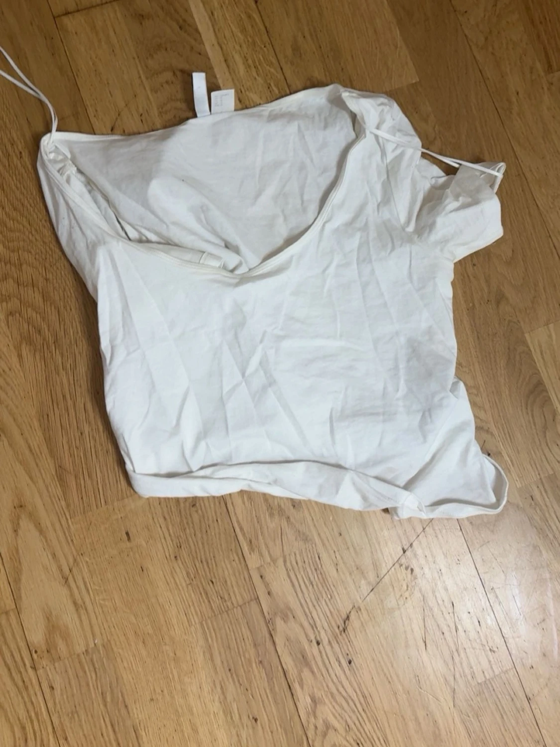 Vit ärmlös linnetopp