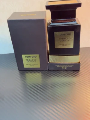 Tom Ford Tobacco Vanille EdP 100 ml - Tom Ford Tobacco Vanille Eau de Parfum 100 ml är en väldigt lyxig och elegant parfym. Endast testad. DÄREMOT🚨så kan jag ej garantera äkthet, men köpte den från min vän för ganska mycket så jag tror att den är äkta.