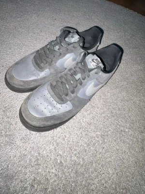 Grå Nike Air Force 1 sneakers - Säljer ett par grå Nike Air Force 1 sneakers, helt okej skick, pris kan diskuteras