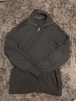 Zip tröja grå  - Jätte fin tröja som är grå och halv zip i storlek m 