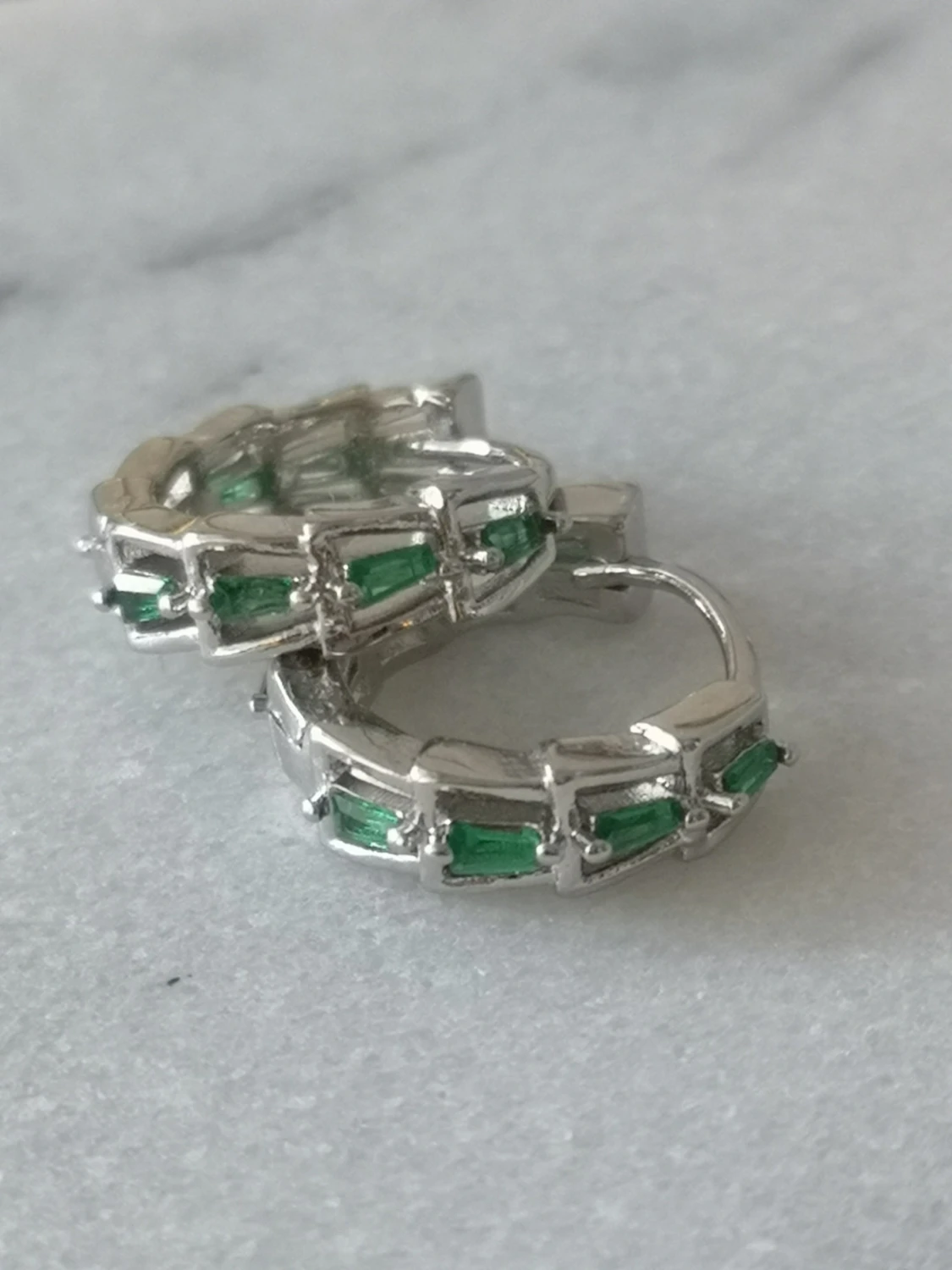 Silverörhängen med gröna stenar - 2