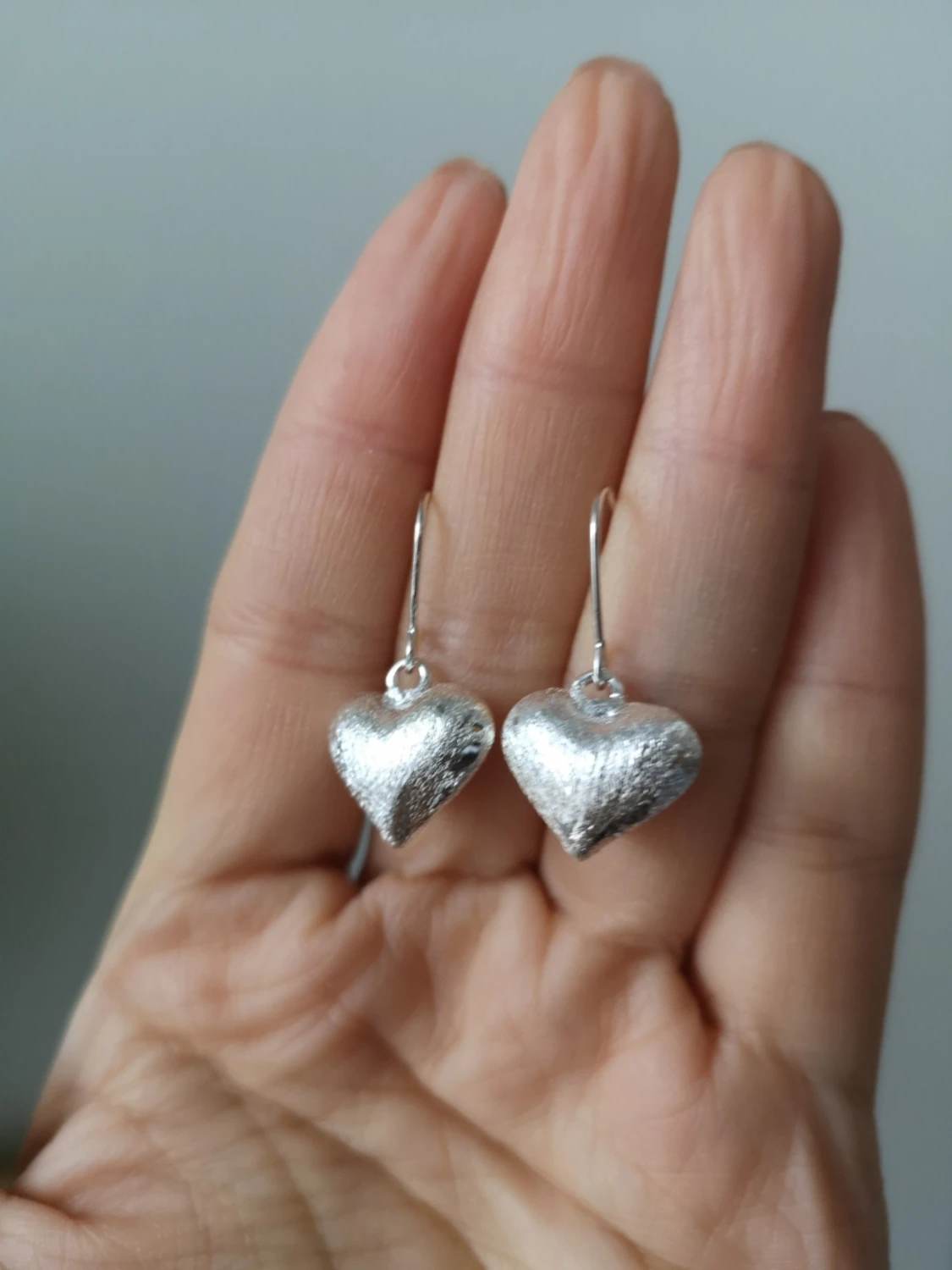 Silvriga hjärtformade örhängen - 1