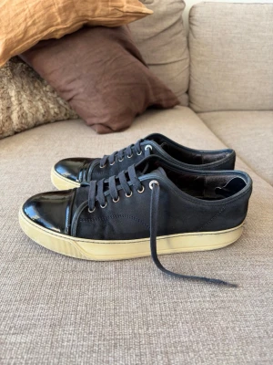 Lanvin  - Hej! Säljer nu dessa väldigt populära och snygga Lanvins i mörkblå/svart | Storlek: UK7, vilket motsvarar ungefär EU42 | Skicket är bra. Små tecken på användning, se bilder 3,4 och 5 | Det är bra glans på toecapen | Pris kan diskuteras! | Hör av dig vid intresse eller minsta fundering! | Passa på att köpa nu, gratis frakt fram till första mars!