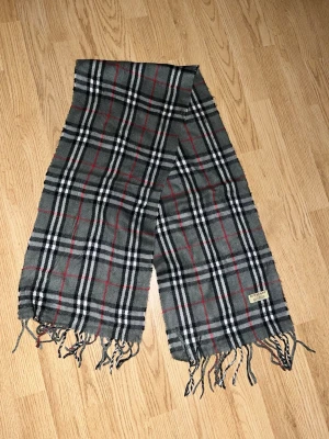 Grå burberry scarf - Grå burberry halsduk i riktigt bra skick. Äkta✅. Pris går att diskuteras! Skickar inom 24h 99% av gångerna!