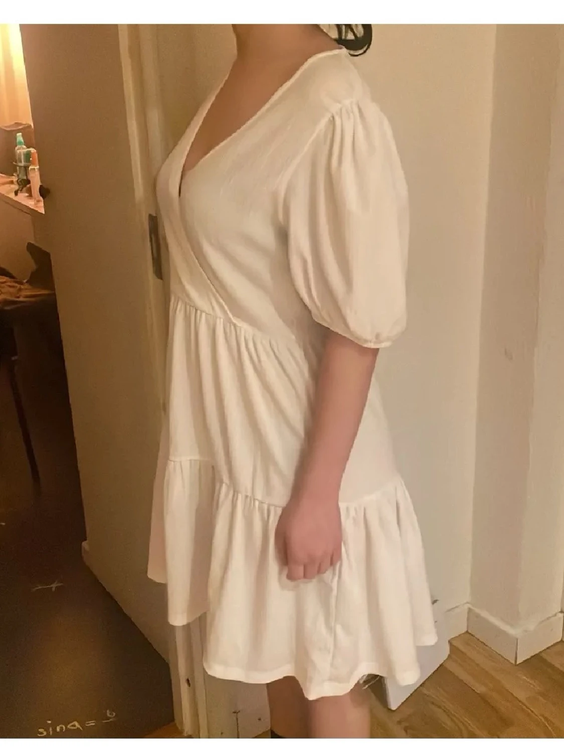 Vit omlottklänning med volang - 1