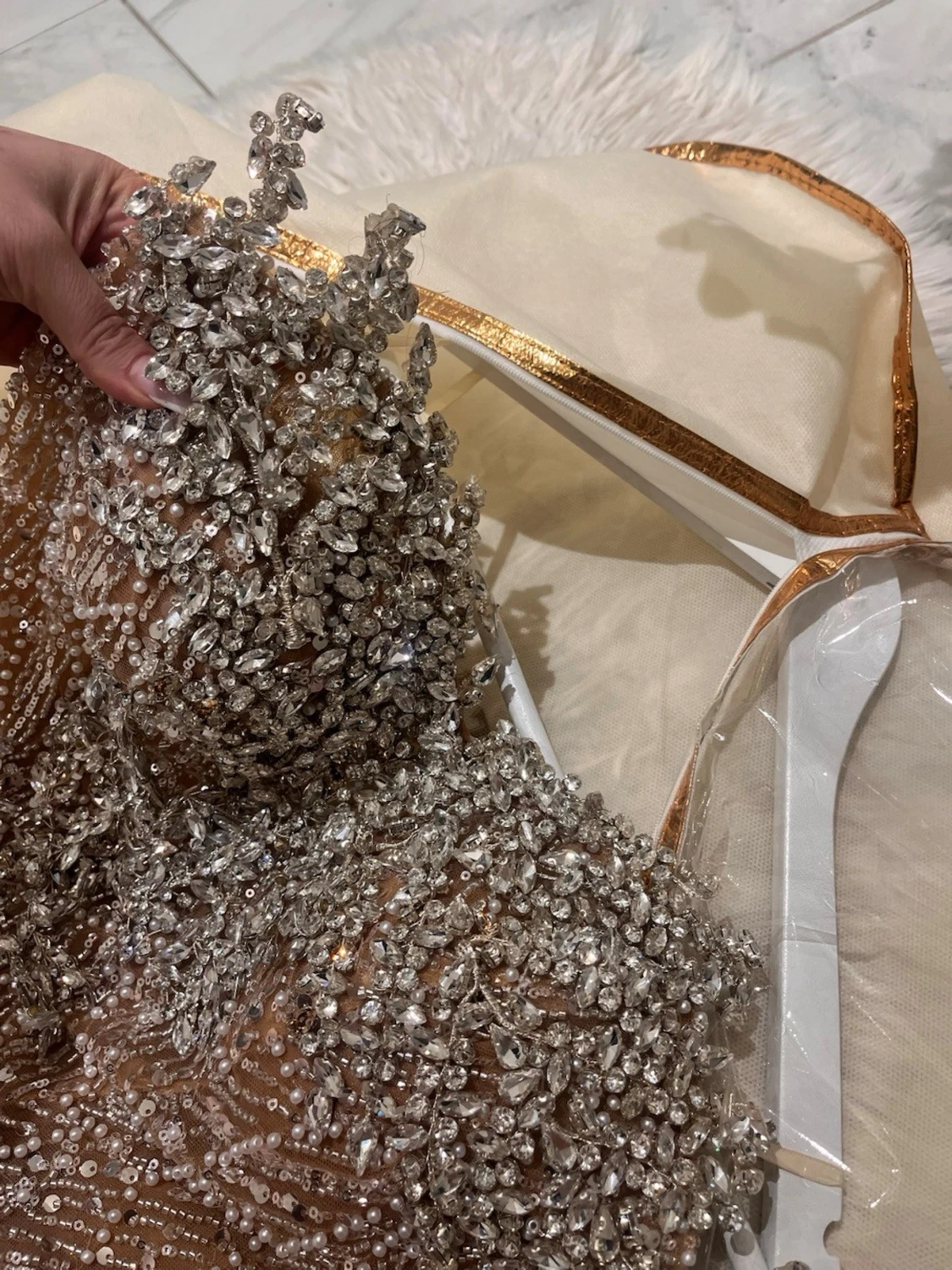 Glittrig långklänning med pärlor - 3