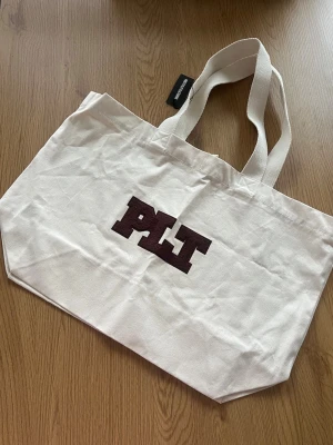 Väska  - Stor beige väska från PrettyLittleThing, ny med prislapp kvar 🤎