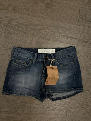 Blå jeansshorts  - Snygga blå jeansshorts från H&M💕 aldrig använda, storlek 25!