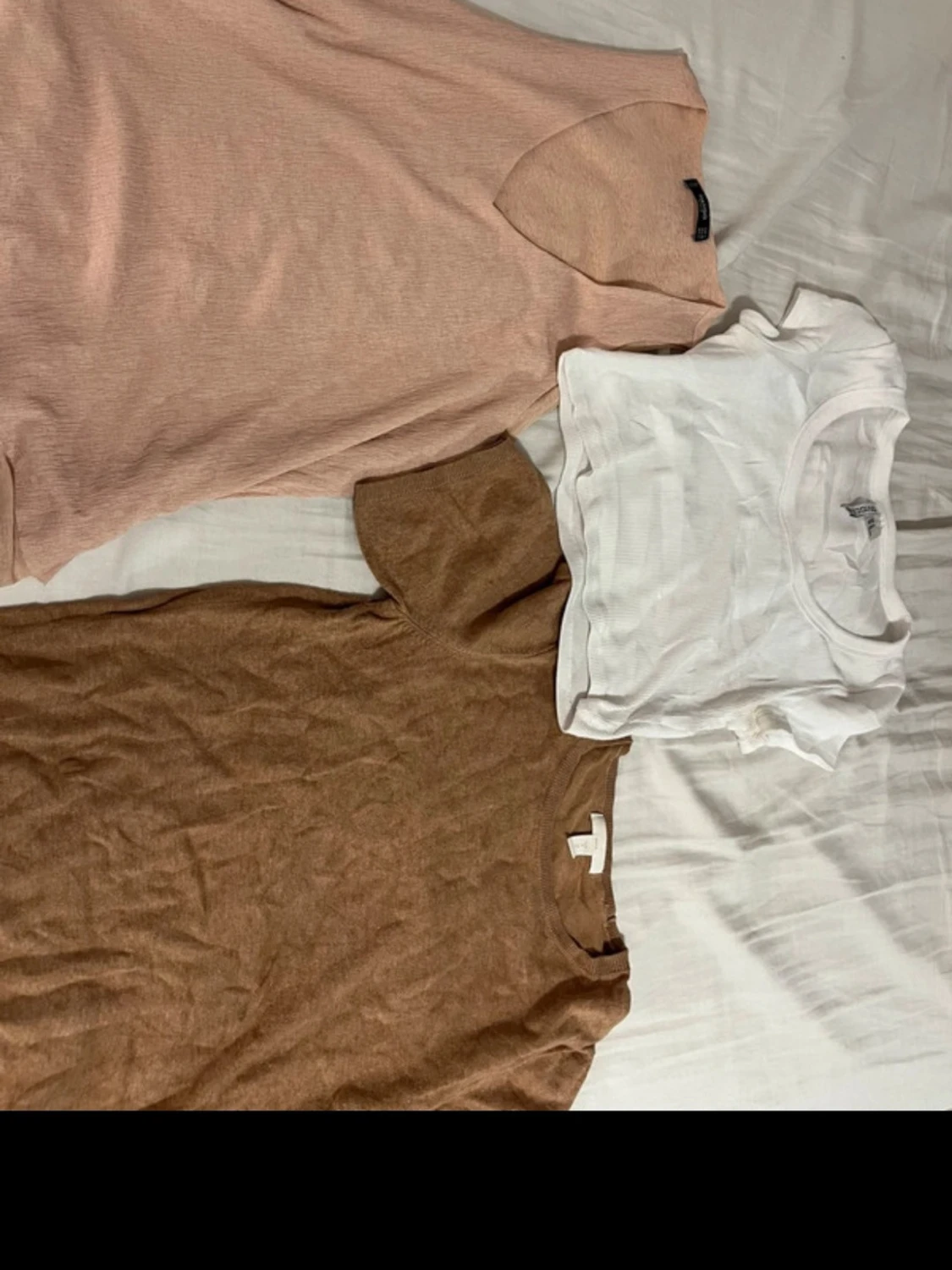 Tre toppar i beige, vit och brun