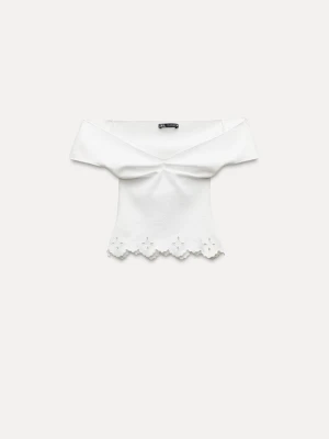 Vit offshoulder topp med spetskant💗 - Supersöt vit offshoulder topp från Zara. Pris kan diskuteras 💗skriv privat för egna bilder