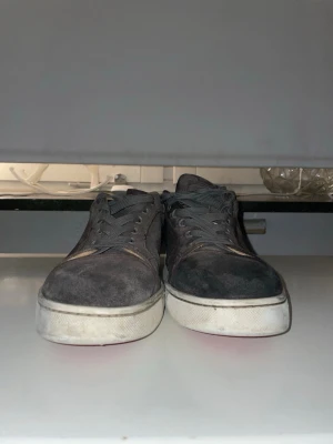 Svarta sneakers från Christian Louboutin - Snygga svarta sneakers från Christian Louboutin i bra skick lite blöta på bilden också lite smutsig kan lätt tvättas av                    bara att ställa frågor 🤗