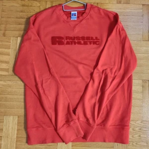 Sweatshirt, storlek M - Röd Russell athletic långärmad/tröja för män. Skick: 10/10 nyskick, knappt använd.  Skönt material och väldigt bekväm. Hör av er vid intresse/funderingar. PRIS KAN DISKUTERAS!
