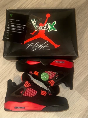 Jordan4 RedThunder - Mukana: 	•	🔴 Punaiset nauhat ja mustat nauhat 	•	✅ StockX aitoustagi 	•	📦 Alkuperäinen laatikko         •      🧾Alkuperä Stock X kuitti on tallessa  Tiedot: 	•	Koko: 42.5 EU 	•	Malli: Air Jordan 4 Red Thunder 	•	Väri: Musta / punainen 	•	Kunto: 9/10 (lähes uudet)          ❗️VOIT MYÖS TARJOTA HINTAA❗️                   💥Etusijalla nopeat kaupat💥