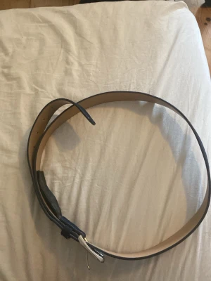 Mörkblått mocka bälte  - Snyggt och stilrent mocka bälte. Hör av er vid funderingar 