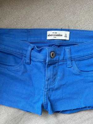 Lågmidjade jeansshorts  - jätte snygga lågmidjade jeans shorts från abercombie&fitch. Storlek 10 år passar xxxs-xxs. Midjemått: 34 cm 🫰