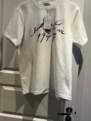 Acne T-shirt Limited Edition  - Tjena, säljer denna stilrena, efterfrågade och helt nya Limited Edition T-shirten från Acne. Riktigt utmärkt kvalitet och väldigt snygg som passar allt. Skriv gärna vid intresse och för mer information! Tveka inte på att skicka bud.