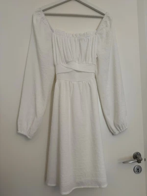 Klänning  - Köpte denna som en extra klänning inför studenten men som aldrig blev använd! Helt ny och jättefin kvalité  Normal i storleken 