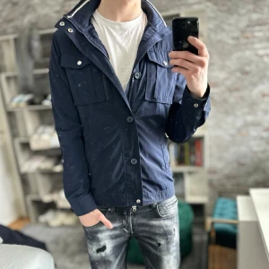 J.lindeberg Field jacket - Mycket bra skick, inga defekter förutom sista bilden! Passar dig som är mellan 178-185cm ungefär. Det är storlek M men sitter typ S/M. Nypris ca 3000kr. Modellen är 185 cm, 75kg. Passar bra nu till våren! Skriv för mer information!🤝