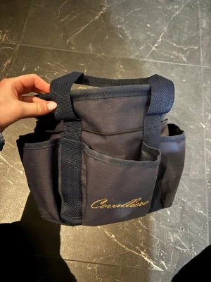 Ryktväska - Ryktväska i marinblå. Fungerar utmärkt för dig som vill ha allt samlat med många utrymmes fack på sidorna. Använd.