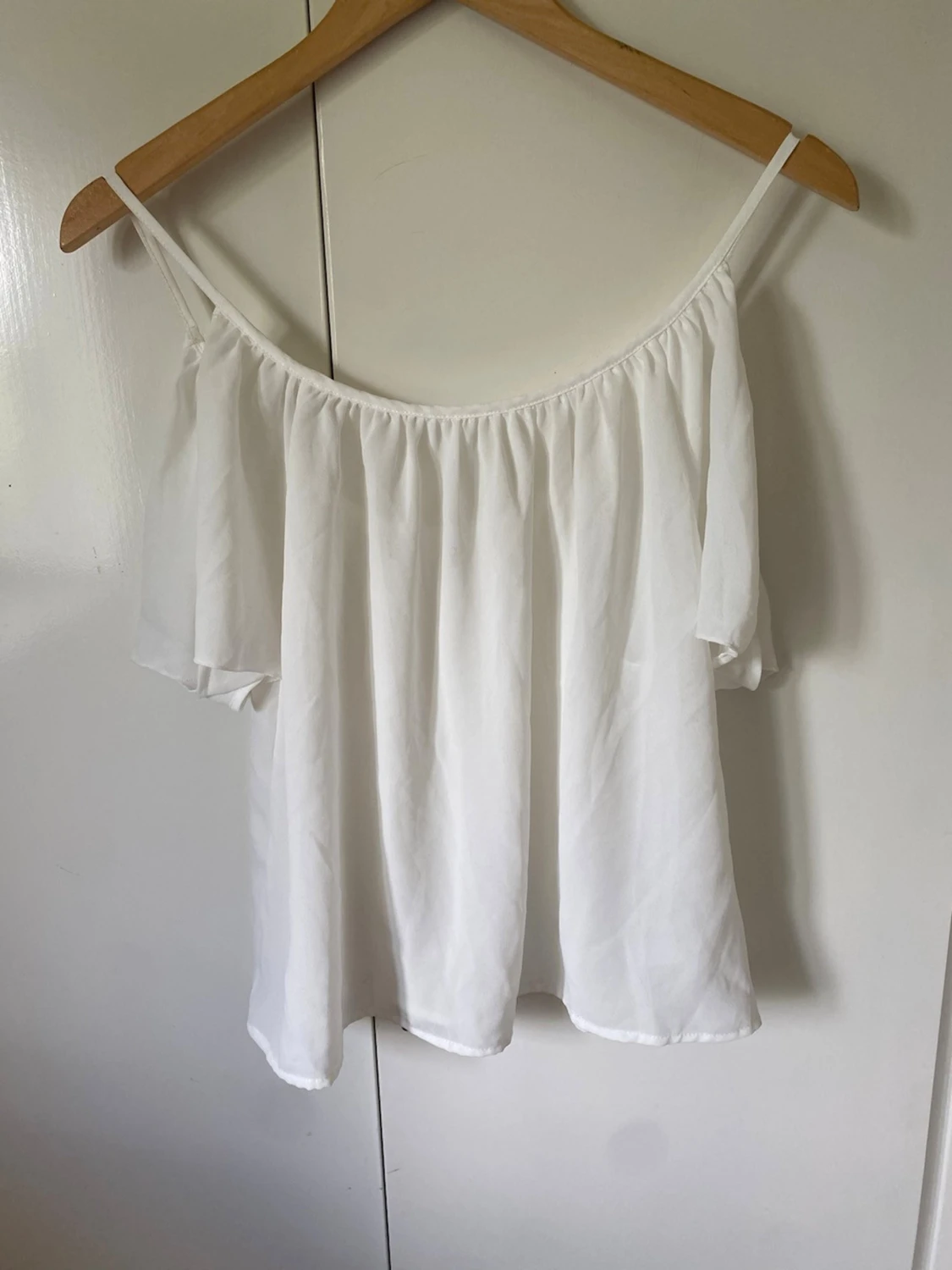 Vit off shoulder topp med volang - 2
