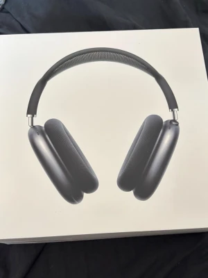 Apple AirPods Max hörlurar svart - sälje AirPods Max i svart helt oanvänd kommer med laddare funkar perfekt bra ljud skriv om du är intresserad.