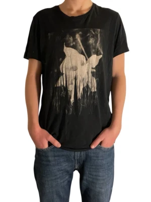 Svart hugoboss t-shirt med abstrakt tryck 175-180 - As fet Hugo boss  svart t-shirt med ett stort abstrakt tryck i beige på bröstet. T-shirten har korta ärmar och en avslappnad passform. Perfekt för dig som gillar unika motiv och streetstyle.