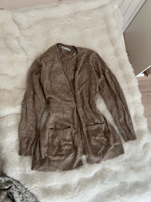 Fin och mjuk stickad kofta med fickor - Fin och mjuk stickad kofta med fickor som är perfekt till våren och sommarkvällar.   