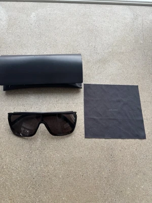 Saint Laurent solglasögon  - Saint Laurent 364 solglasögon i fint skick