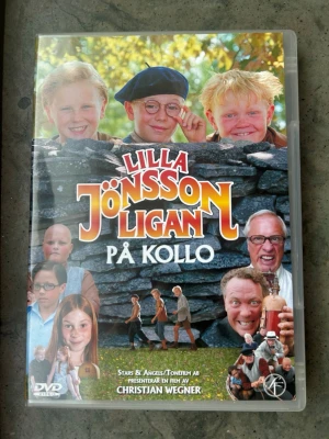 Lilla Jönssonligan på kollo dvd - DVD-film med Lilla Jönssonligan på Kollo. Filmen är från 2004 och har svenskt tal samt text för hörselskadade. Speltid är 1 timme och 25 minuter.  Finns på språk: Svenska   OBS!! skivorna är begagnade så det kan förekomma repor/hairlines på skivorna, men då jag kollar igenom alla filmer jag säljer garanterar jag att alla funkar felfritt om inget annat står! :)