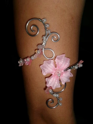 Armcuff  - Finns både i silver och guld💞 Lättböjd material som är enkel att justera. Vid osäkerhet, skriv gärna din till mig din omkrets på armen🥰 Jag gör även customs!