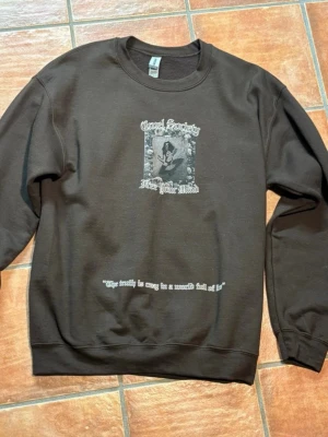 FEAR Sweater - FEAR “Free Your Mind” sweater. Only tried on once, my own design. Size M. Gildan material.  FEAR “Free Your Mind” sweater. Endast provad en gång, egen design. Storlek M.