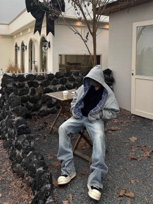 Grå hoodie med blått rutigt foder - Säljer en oversized grå hoodie med dragkedja och stor huva. Insidan är fodrad med ett blått och vitt rutigt tyg som ger en unik look. Hoodien har ribbade muddar och avslappnad passform, perfekt för en chill streetwear-stil.