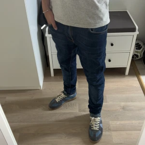 Nudie jeans  - I princip nya, inga defekter. Nypris 1800 mitt  pris endast 449🤝