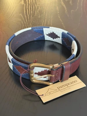 Pampeano polo bälte 90cm - Mycket fin polo bälte från Pampeano. Har aldrig använts. Storlek 90 vilket passar W29-W32. Billigare vid snabb affär! Fraktas samma dag som köp!