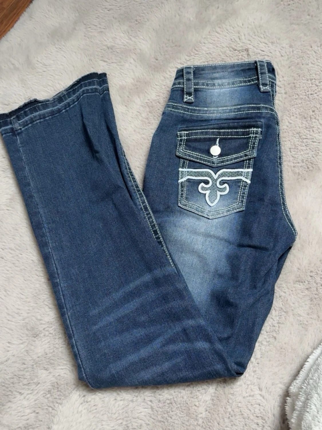 Blå jeans med tryck på bakficka