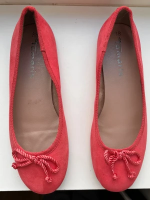 Korallfärgade ballerinaskor - Säljer dessa så söta ballerinaskor❣️perfekta nu till våren och sommaren🥰