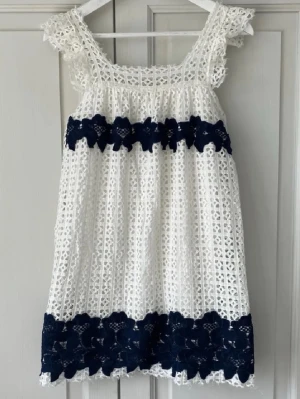 Klänning Zara - Populär klänning från Zara, mycket fint skick! Storlek M, liten i storlek passar S. Möts upp i Stockholm🦢( OBS. Bilden är lånad, hör av dig om det är din)