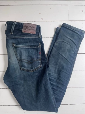 Blå Replay jeans - Säljer dessa skit snygga replay jeans. Ser väldigt bra ut, med nice fades. Bilderna kanske är lite dåliga, så skriv om du vill se lite bättre 🙂 Storlek W28, modell anbass. Tveka inte på att fråga något, väldigt snabba svar 🙂