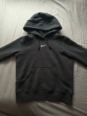 Nike hoodie - Nike hoodie i storlek XS. Gott skick, inga fläckar eller hål.  Modell: Phoenix Fleece Hoodie