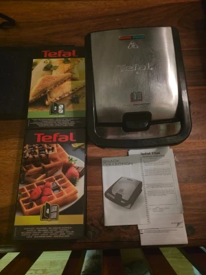 Tefal Snack Collection smörgåsgrill - Tefal Snack Collection smörgåsgrill i rostfritt stål med utbytbara plattor för både smörgåsar och belgiska våfflor. Medföljer två olika plattset och instruktionsbok. Perfekt för att göra både varma mackor och våfflor hemma.